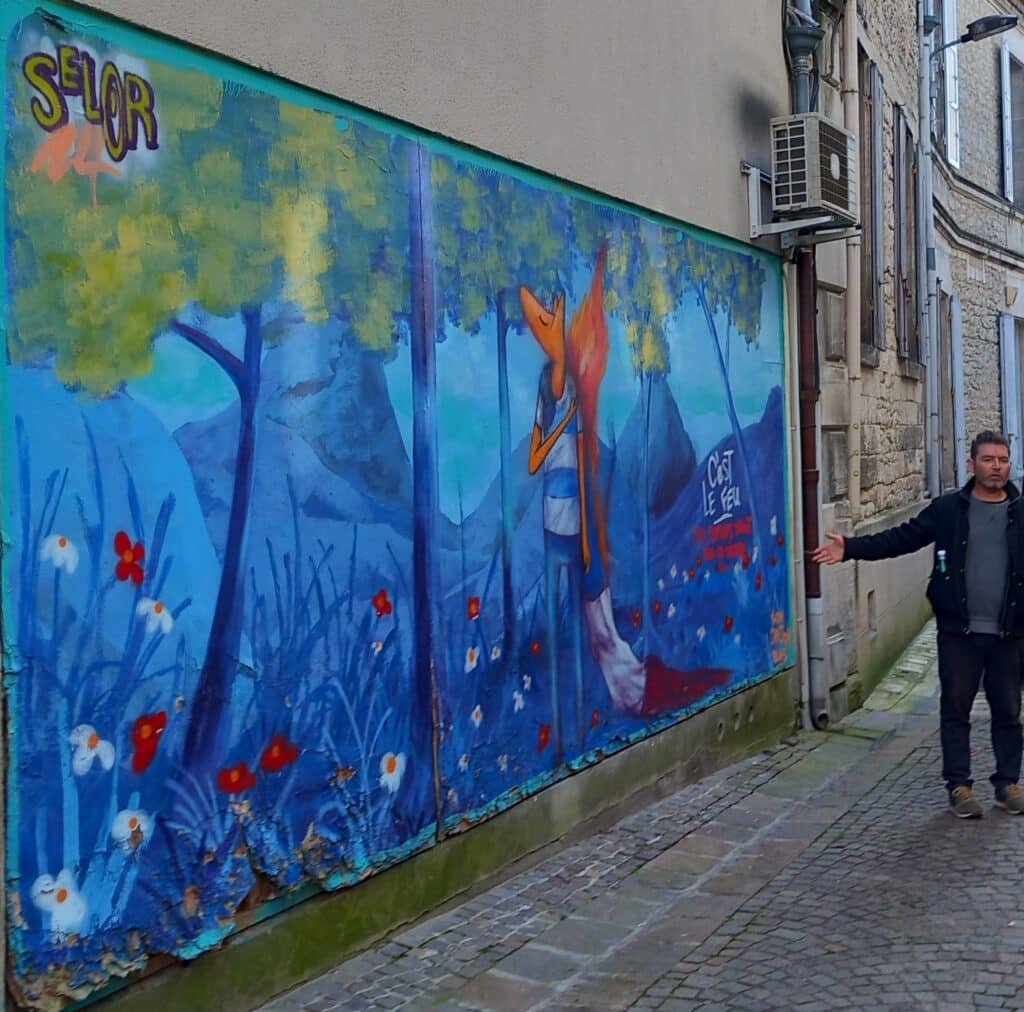 Mathieu Perrono devant une oeuvre de David Selor